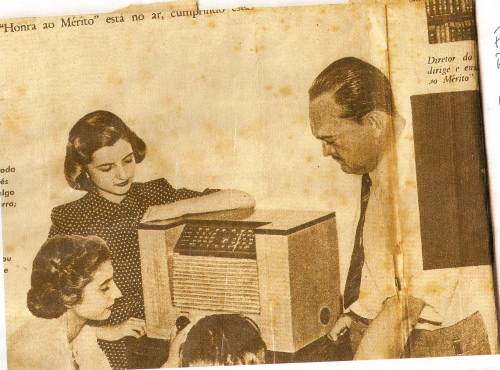 Família ouve radio nos Anos 40